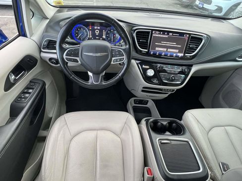 Used 2021 Chrysler Pacifica Touring-L image 14