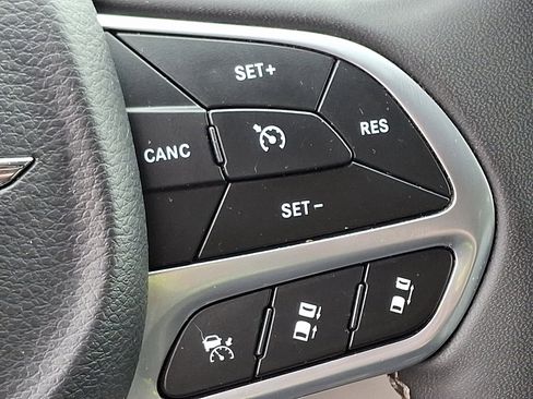 Used 2024 Chrysler Pacifica Touring-L image 23