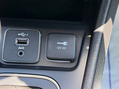 Used 2020 Jeep Cherokee Latitude Plus AWD/4WD image 11