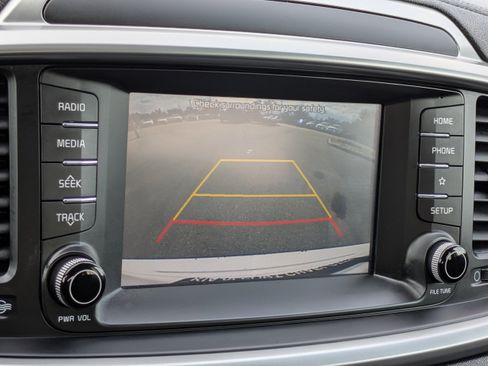 Used 2020 Kia Sorento LX image 25