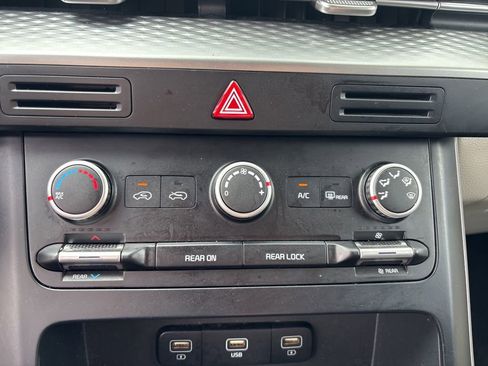 Used 2023 Kia Carnival LX FWD image 26