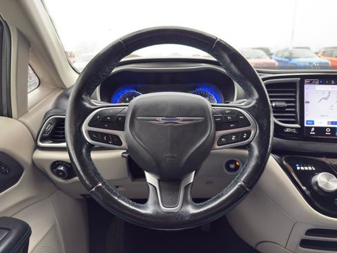 Used 2021 Chrysler Pacifica Touring-L image 20