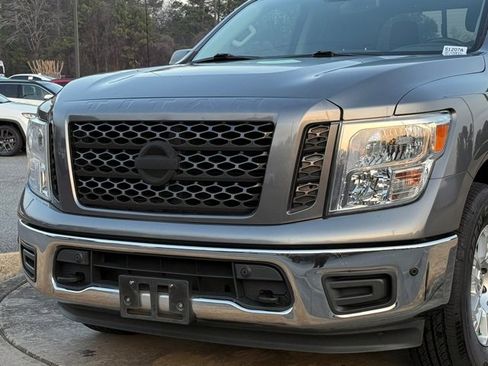 Used 2019 Nissan Titan SV w/ SV Convenience Package image 10