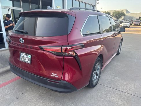 Used 2021 Toyota Sienna XLE FWD image 5