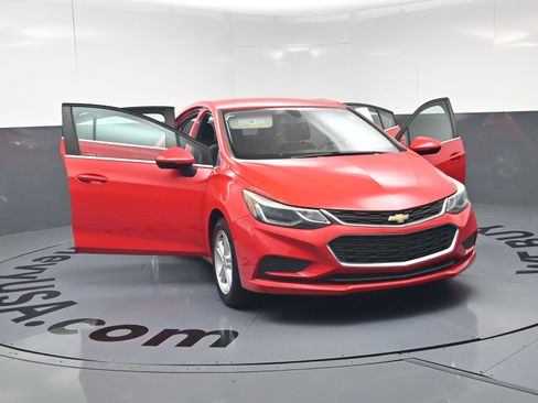 Used 2018 Chevrolet Cruze LT w/ Convenience Package FWD image 23