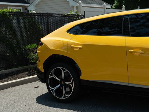 Used 2021 Lamborghini Urus AWD/4WD image 40