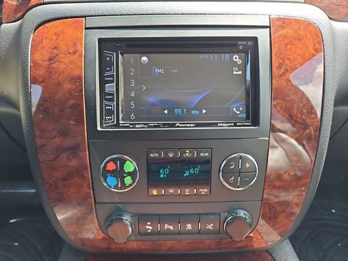 Used 2010 Chevrolet Suburban LTZ AWD/4WD image 19