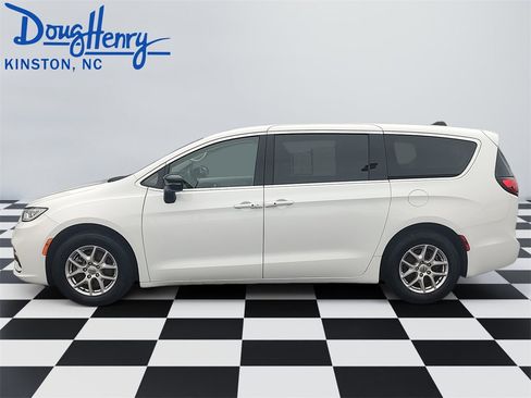 Used 2024 Chrysler Pacifica Touring-L image 2