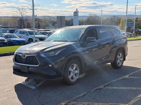 Used 2024 Toyota Highlander LE image 1