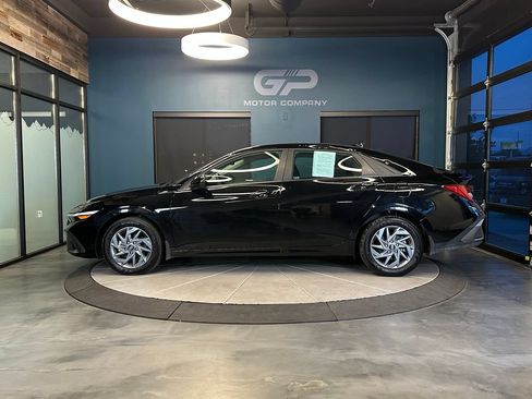 Used 2025 Hyundai Elantra Hybrid FWD image 6