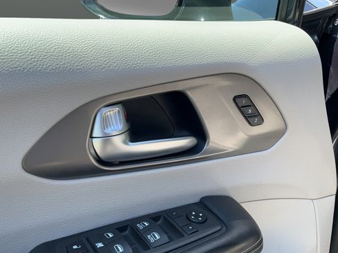 Used 2021 Chrysler Pacifica Touring-L FWD image 30