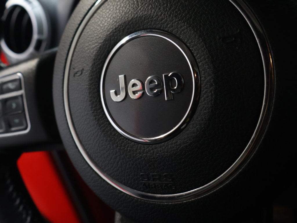 Used 2018 Jeep Wrangler Unlimited Sahara w/ Connectivity Group AWD/4WD image 21