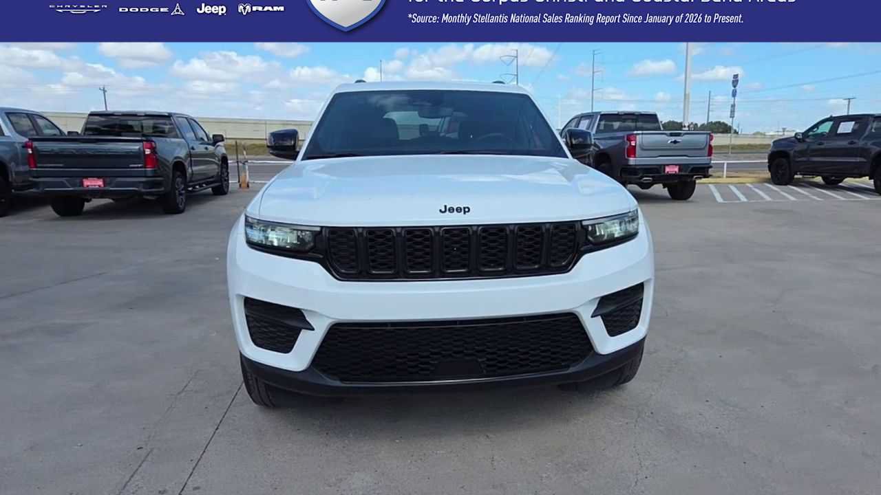 Used 2024 Jeep Grand Cherokee Laredo RWD image 3