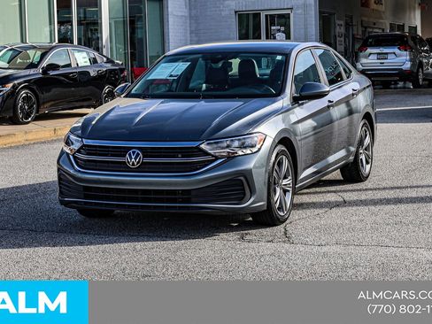 Used 2024 Volkswagen Jetta SE image 4