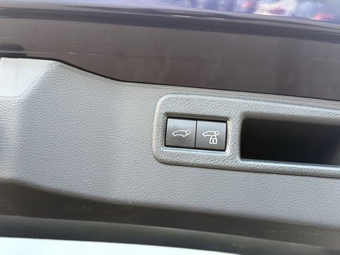 Certified 2023 Toyota Venza LE image 18