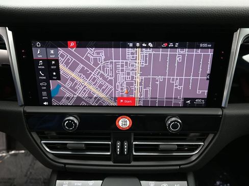 Certified 2025 Porsche Macan AWD/4WD image 20