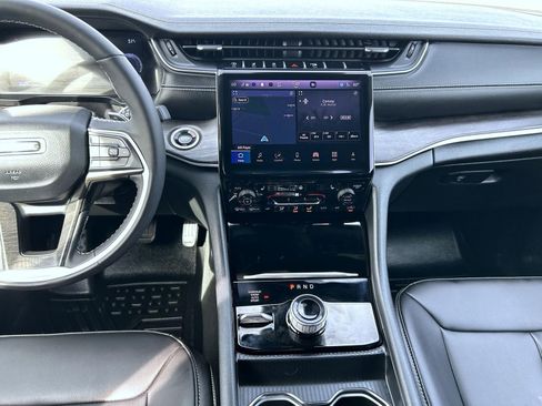 Used 2025 Jeep Grand Cherokee Limited image 12