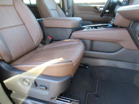New 2026 Chevrolet Suburban High Country RWD image 10