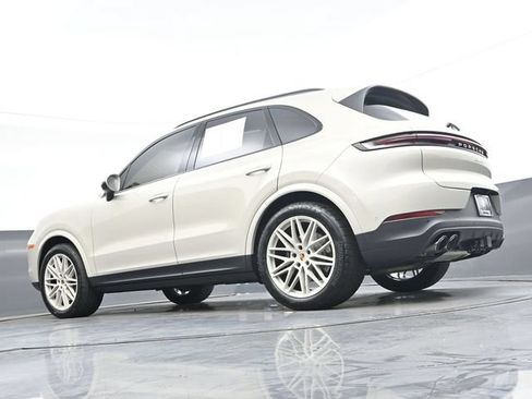 Used 2025 Porsche Cayenne AWD/4WD image 41