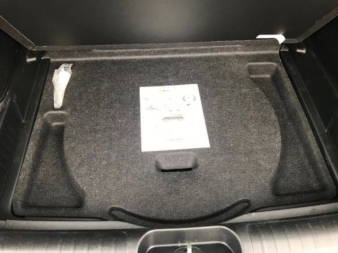 Used 2019 Jeep Cherokee Limited w/ Technology Group image 42