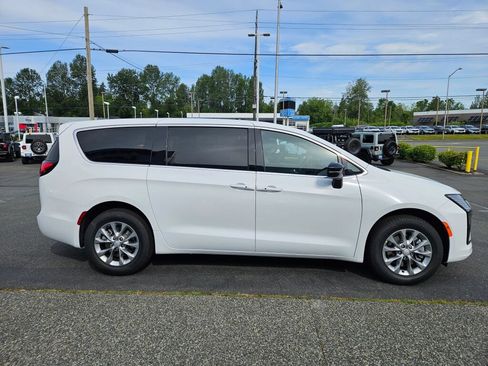 New 2027 Chrysler Pacifica Select AWD/4WD image 6