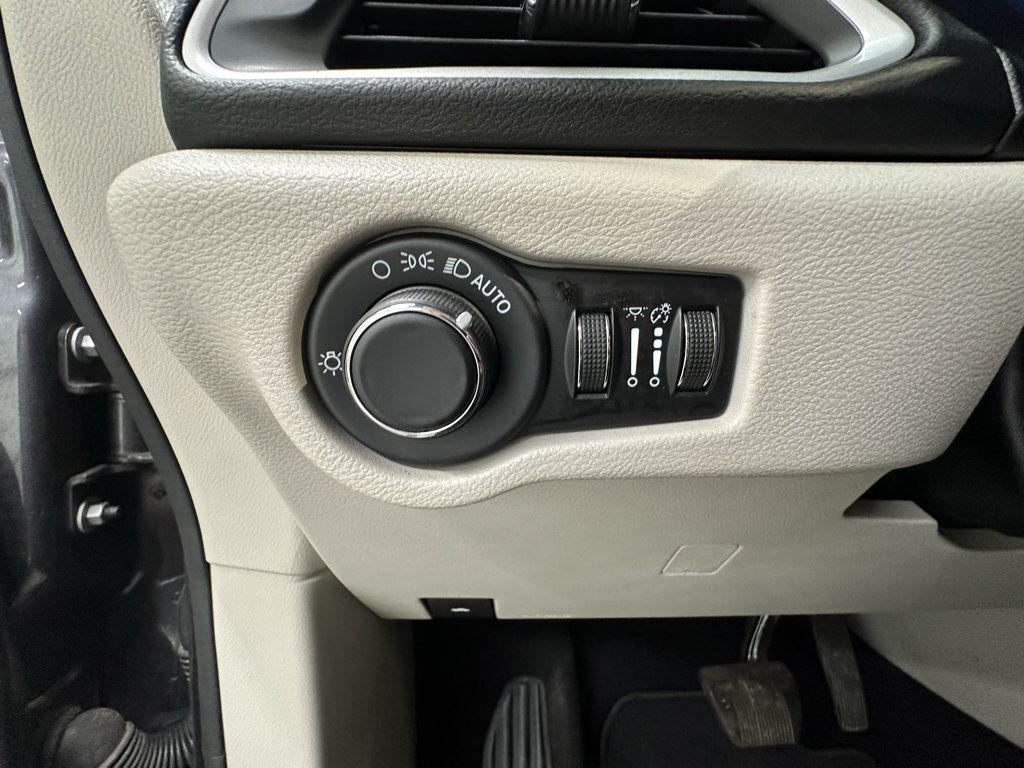 Used 2020 Chrysler Voyager Lxi FWD image 26