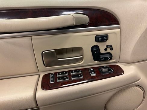 Used 2007 Lincoln Town Car Signature Limited RWD image 18