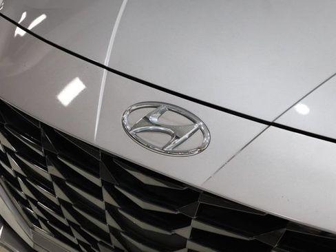 Used 2023 Hyundai Elantra Limited w/ Preferred Accessory Package FWD image 10