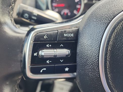 Used 2024 Kia Carnival EX FWD image 19