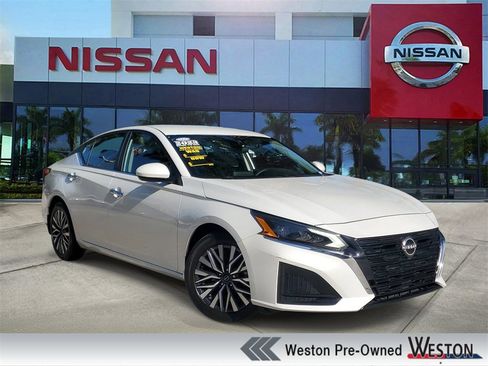 Used 2023 Nissan Altima 2.5 SV image 1