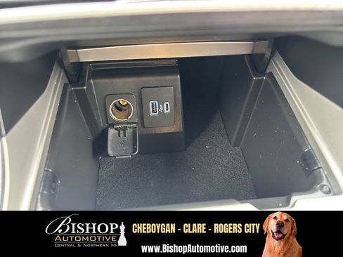 Used 2022 Ford Explorer XLT w/ Equipment Group 202A AWD/4WD image 34