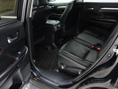 Used 2019 Toyota Highlander XLE FWD image 29