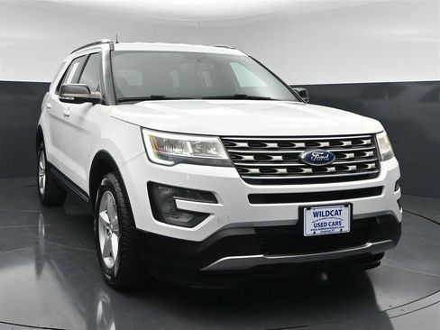 Used 2017 Ford Explorer XLT w/ Equipment Group 201A AWD/4WD image 1