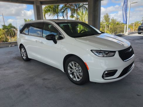 New 2026 Chrysler Pacifica Limited image 2