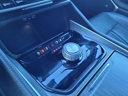 Certified 2024 Jeep Wagoneer Series II w/ Flexible Seating Group RWD image 12