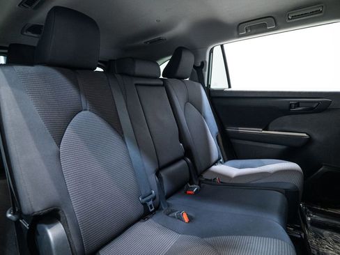 Used 2024 Toyota Highlander LE image 33