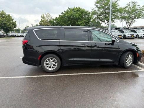 Used 2024 Chrysler Pacifica Touring-L FWD image 4
