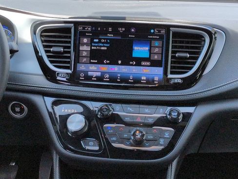 Used 2026 Chrysler Pacifica Limited FWD image 18