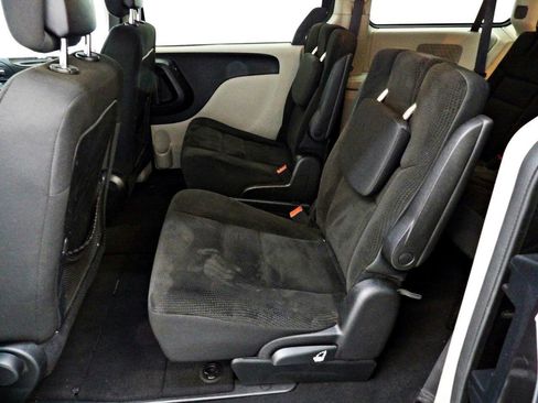 Used 2018 Dodge Grand Caravan SE w/ UConnect Hands-Free Group FWD image 9