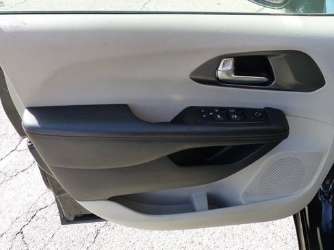 Used 2020 Chrysler Pacifica Touring w/ Tire & Wheel Group image 15