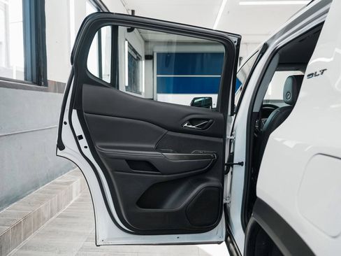 Used 2023 GMC Acadia SLT w/ Elevation Edition image 13