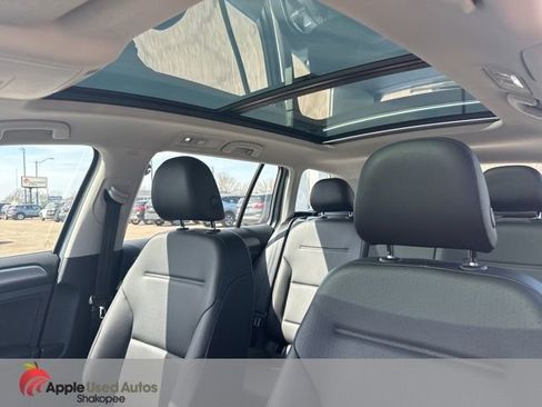 Used 2017 Volkswagen Golf SE image 9