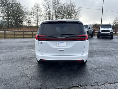 Used 2023 Chrysler Pacifica Touring-L image 6