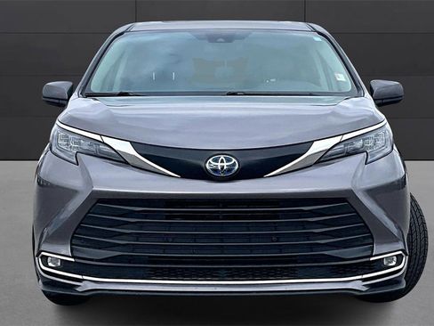 Used 2024 Toyota Sienna XLE image 2