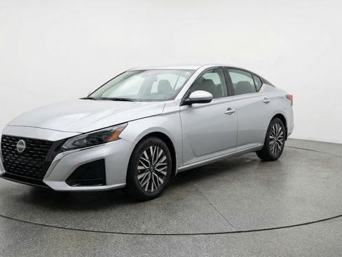Used 2025 Nissan Altima 2.5 SV image 3