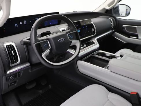 Used 2025 Ford Expedition Max Platinum w/ Platinum Ultimate Package AWD/4WD image 16