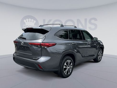 Used 2022 Toyota Highlander XLE AWD/4WD image 7