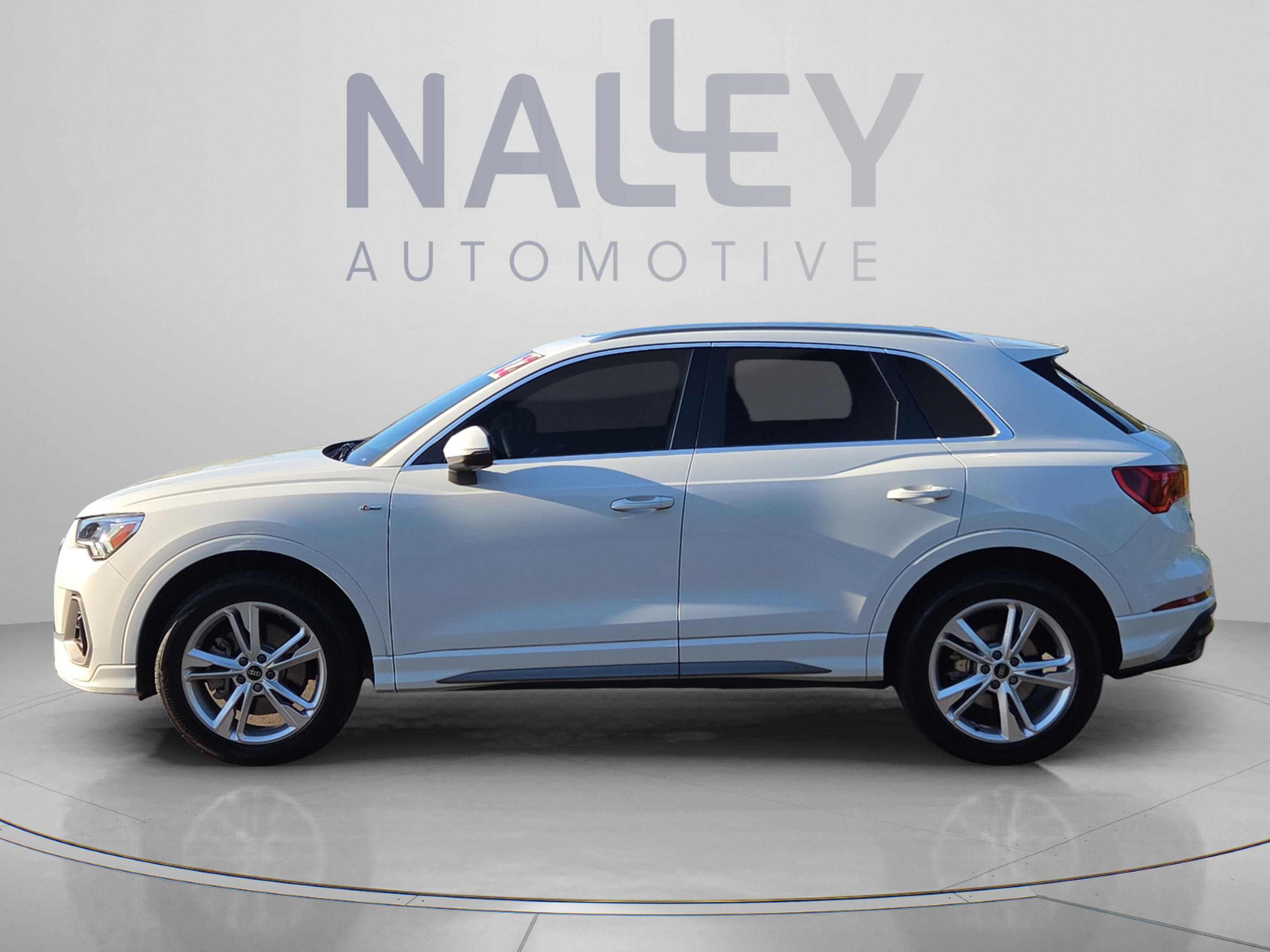 Used 2022 Audi Q3 2.0T Premium Plus w/ Premium Plus Package AWD/4WD image 2