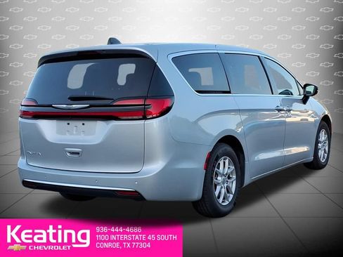 Used 2024 Chrysler Pacifica Touring-L FWD image 6