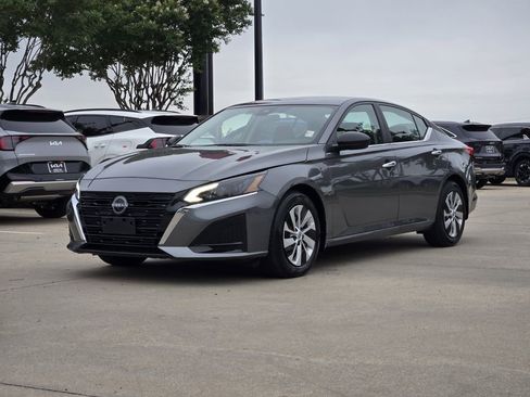 Used 2025 Nissan Altima 2.5 S FWD image 2